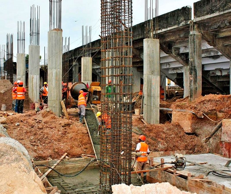 Columnas de concreto y acero de refuerzo en plena obra de cimentación